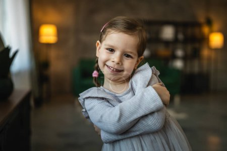 Téléchargez les photos : Portrait of small caucasian girl two years old toddler at home - en image libre de droit