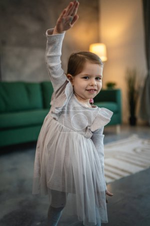 Téléchargez les photos : Portrait de petite fille caucasienne de deux ans tout-petit à la maison - en image libre de droit