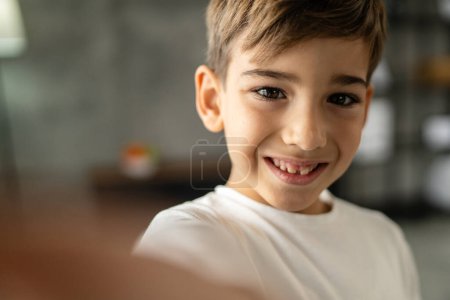 Foto de Un niño caucásico niño de siete años en casa retrato escolar - Imagen libre de derechos