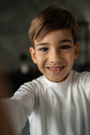 Foto de Un niño caucásico niño de siete años en casa retrato escolar - Imagen libre de derechos
