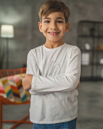 Téléchargez les photos : Un garçon enfant caucasien sept ans enfant à la maison écolier portrait - en image libre de droit
