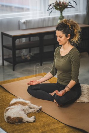 Foto de Una mujer adulta caucásica milenaria usando auriculares para meditación guiada en línea practicando mindfulness yoga con los ojos cerrados en casa personas reales autocuidado concepto copia espacio - Imagen libre de derechos