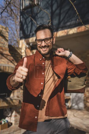 Foto de Retrato de un hombre feliz hombre caucásico con bolsa de viaje en su casa - Imagen libre de derechos