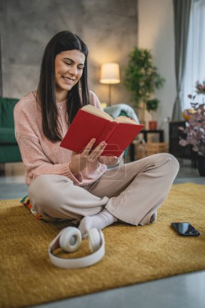 Foto de Mujer adulta joven una mujer leer libro o estudiar en casa - Imagen libre de derechos