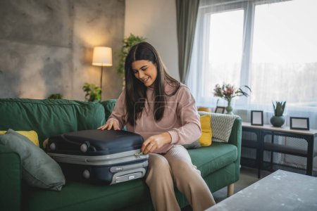 Foto de Una maleta de mujer se prepara para las vacaciones - Imagen libre de derechos