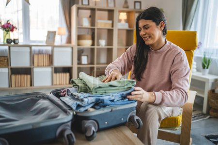 Téléchargez les photos : Une valise femme bagage préparer pour les vacances - en image libre de droit