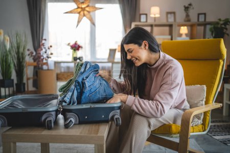 Foto de Una maleta de mujer se prepara para las vacaciones - Imagen libre de derechos