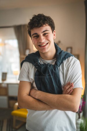 Téléchargez les photos : Portrait d'adolescent garçon caucasien adolescent mâle jeune homme stand à la maison - en image libre de droit