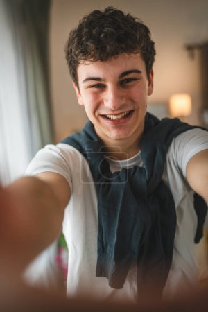 Téléchargez les photos : Portrait d'adolescent garçon caucasien adolescent mâle jeune homme stand à la maison - en image libre de droit