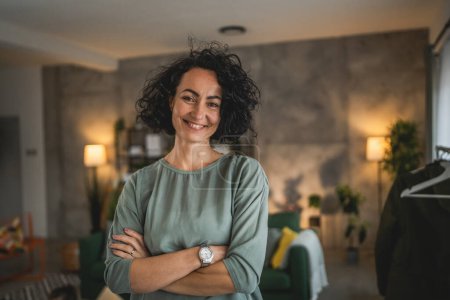 Téléchargez les photos : Femme caucasienne mature porter chemise blanche sourire heureux portrait gros plan - en image libre de droit