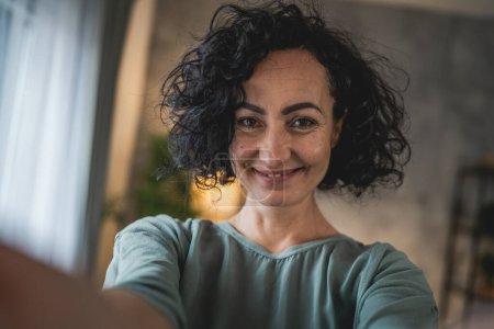 Téléchargez les photos : Femme caucasienne mature porter chemise blanche sourire heureux portrait gros plan - en image libre de droit