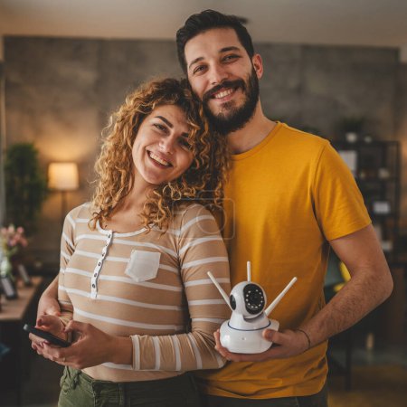 Téléchargez les photos : Couple à la maison connecter et installer la caméra de surveillance de sécurité cctv - en image libre de droit