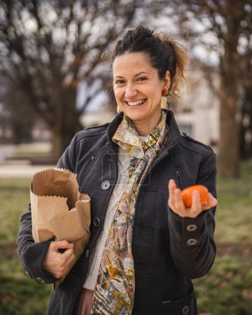 Foto de Retrato de una mujer sostiene frutas y verduras orgánicas en bolsa de papel - Imagen libre de derechos
