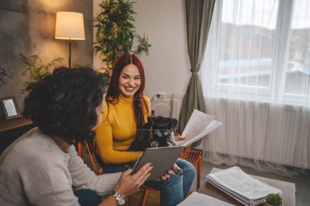 Téléchargez les photos : Deux femmes jeunes étudiantes caucasiennes assis à la maison avec son professeur mentor regardant le manuel expliquant étude de leçon se préparer à l'examen concept d'éducation personnes réelles copier l'espace - en image libre de droit