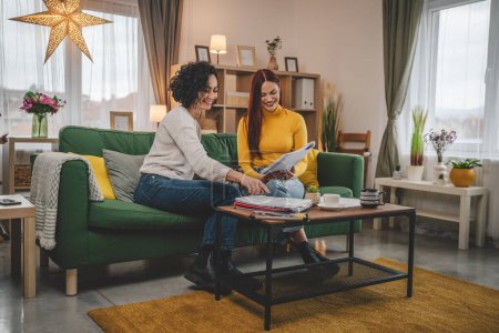 Téléchargez les photos : Deux femmes jeunes étudiantes caucasiennes assis à la maison avec son professeur mentor regardant le manuel expliquant étude de leçon se préparer à l'examen concept d'éducation personnes réelles copier l'espace - en image libre de droit