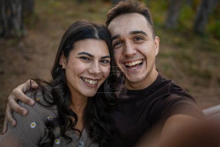 Mann und Frau junge erwachsene Paar in der Natur machen Selbstporträt Foto Selfie ugc Handy Smartphone verwenden oder einen Videoanruf tätigen