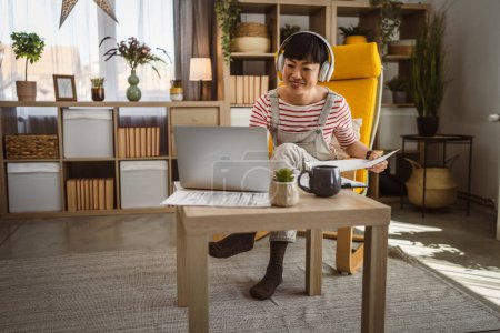 Téléchargez les photos : Japonais femme détenir document contrat de travail à la maison - en image libre de droit