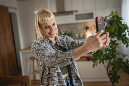 Foto de Mujer adulta tomar una foto selfie autorretrato en casa feliz positivo - Imagen libre de derechos