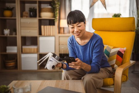 Téléchargez les photos : Mature japonais femme ajuster préparer maison surveillance caméra de sécurité - en image libre de droit