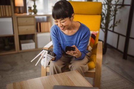 Téléchargez les photos : Mature japonais femme ajuster préparer maison surveillance caméra de sécurité - en image libre de droit