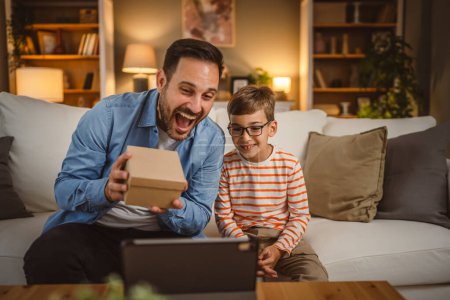 Vater und Sohn überraschen per Videoanruf auf Tablet mit Geschenk