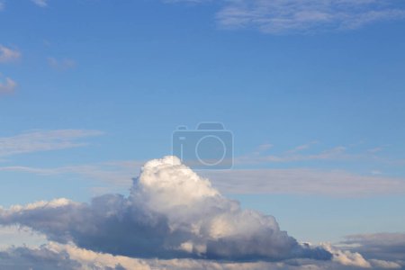 Schöne Wolke und blauer Himmel Hintergrund. Hochwertiges Foto