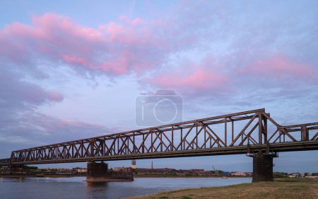 Foto de DUISBURG, ALEMANIA - 13 DE JULIO DE 2022: Puente viejo que cruza el río Rin al atardecer del 13 de julio de 2022 en Duisburgo, Alemania - Imagen libre de derechos
