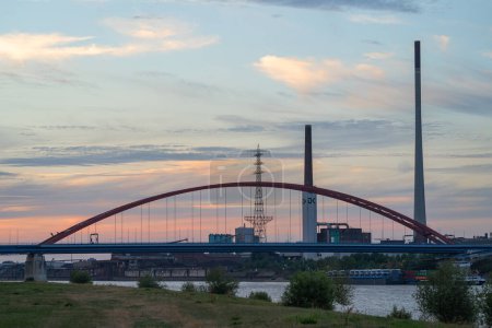 Foto de DUISBURG, ALEMANIA - 13 DE JULIO DE 2022: Zona industrial cerca del río Rin durante la puesta del sol del 13 de julio de 2022 en Duisburg, Ruhr Metropolis, Alemania - Imagen libre de derechos