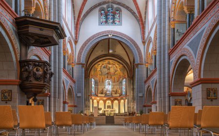 Photo for ANDERNACH, GERMANY - SEPTEMBER 28, 2021: View throught the main aisle of the Parish church Maria Himmelfahrt on September 28, 2021 in Andernach, Germany - Royalty Free Image