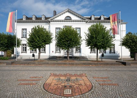 Photo for SINZIG, GERMANY - SEPTEMBER 26, 2021: Townhall of Sinzig with trees and city arms against sky on September 26, 2021 in Germany - Royalty Free Image