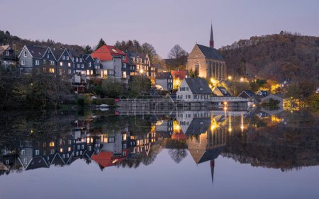 Foto de Imagen panorámica del lago de Beyenburg con reflejo de agua y colores otoñales, Wuppertal, Bergisches Land, Alemania - Imagen libre de derechos