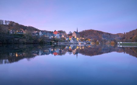 Foto de Imagen panorámica del lago de Beyenburg con reflejo de agua y colores otoñales, Wuppertal, Bergisches Land, Alemania - Imagen libre de derechos
