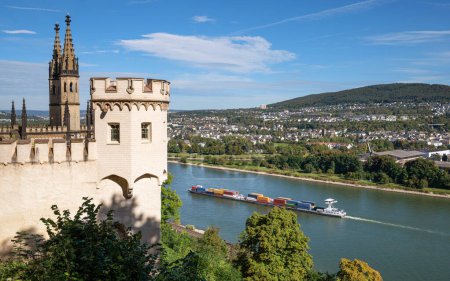 Foto de RENS, ALEMANIA - 1 DE OCTUBRE DE 2021: Buque de navegación interior que pasa por el castillo de Stolzenfels cerca de Rhens en el río Rin el 1 de octubre de 2021 en Alemania, Europa - Imagen libre de derechos