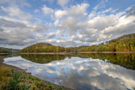 Téléchargez les photos : Image panoramique du lac Agger près de Gummersbach en plein jour en automne, Bergisches Land, Allemagne - en image libre de droit