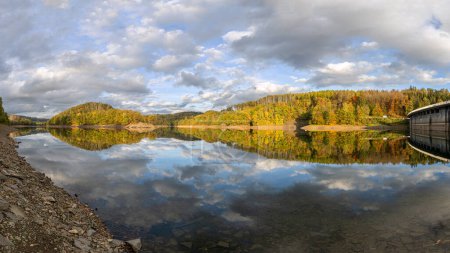 Téléchargez les photos : Image panoramique du lac Agger près de Gummersbach en plein jour en automne, Bergisches Land, Allemagne - en image libre de droit