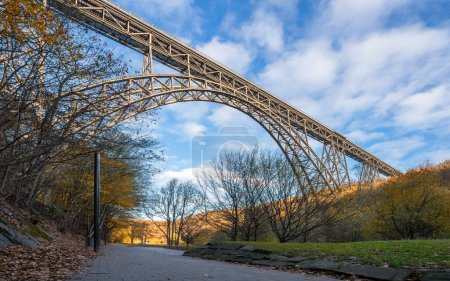 Imagen panorámica del emblemático Puente Mungstener al atardecer, Bergisches Land, Solingen, Alemania