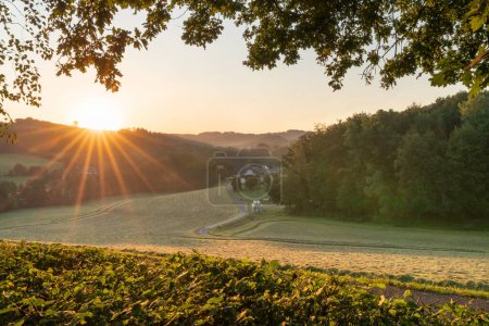 Téléchargez les photos : Image panoramique de la vue panoramique sur un matin coloré, Bergisches Land, Odenthal, Allemagne - en image libre de droit