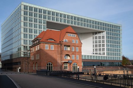 Foto de HAMBURG, GERMANY - OCTOBER 23, 2021: Modern office building of German publisher Der Spiegel in the harbor quarter of Hamburg on October 23, 2021 in Germany - Imagen libre de derechos