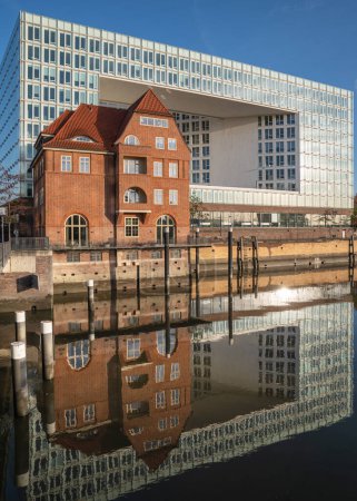Foto de HAMBURG, GERMANY - OCTOBER 24, 2021: Modern office building of German publisher Der Spiegel in the harbor quarter of Hamburg on October 24, 2021 in Germany - Imagen libre de derechos