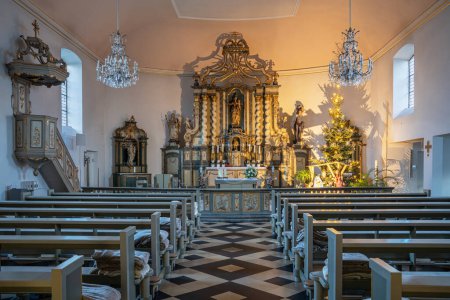 Foto de LEVERKUSEN, GERMANY - JANUARY 3, 2023: View throught the main aisle of the parish church Saint Stephanus on January 3, 2023 in Leverkusen, Germany - Imagen libre de derechos