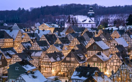 Foto de FREUDENBERG, GERMANY - JANUARY 24, 2023: Historic district of Freudenberg with half-timbered houses on a winter day on January 24, 2023 in North Rhine Westphalia, Germany - Imagen libre de derechos