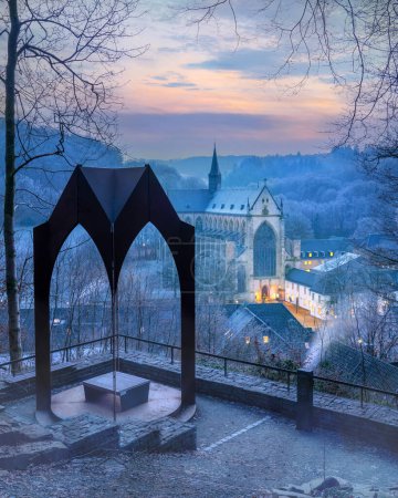 Téléchargez les photos : ODENTHAL, GERMANY - JANUARY 18, 2023: Altenberg cathedral in early morning light on a cold winter day on January 18, 2023 in Odenthal, Germany - en image libre de droit
