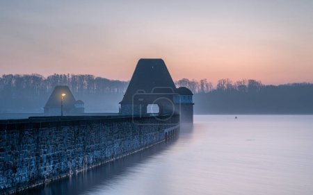 Foto de Lago Moehne en una fría mañana de invierno, Sauerland, Alemania - Imagen libre de derechos