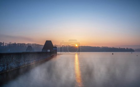 Foto de Lago Moehne en una fría mañana de invierno, Sauerland, Alemania - Imagen libre de derechos