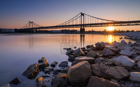 Téléchargez les photos : Vieux pont traversant le Rhin au coucher du soleil, Krefeld, Rhénanie du Nord Westphalie, Allemagne - en image libre de droit