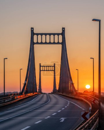 Téléchargez les photos : Vieux pont traversant le Rhin au lever du soleil, Krefeld, Rhénanie du Nord Westphalie, Allemagne - en image libre de droit