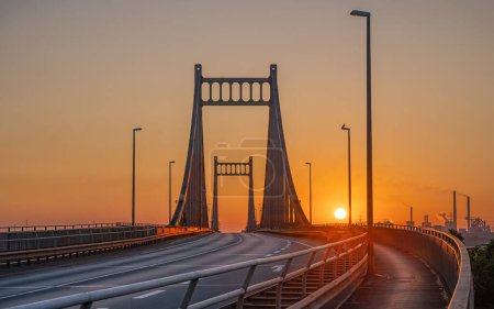 Vieux pont traversant le Rhin au lever du soleil, Krefeld, Rhénanie du Nord Westphalie, Allemagne