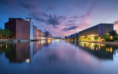 Téléchargez les photos : DUISBURG, ALLEMAGNE - 12 AOÛT 2023 : Image panoramique du port historique de Duisbourg en soirée le 12 août 2023 en Allemagne - en image libre de droit