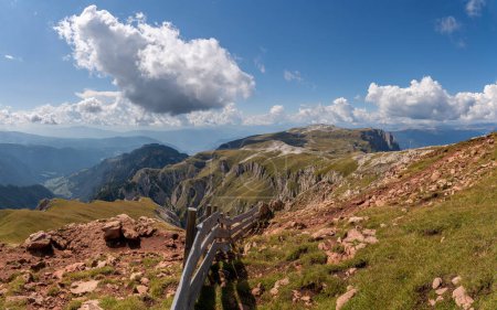 Panoramabild einer Landschaft in Südtirol mit dem berühmten Schlern, Italien, Europa