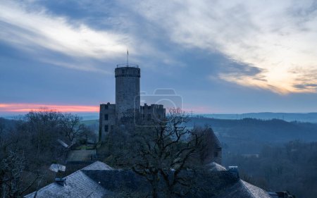 Foto de Roes, Alemania - 9 de marzo de 2024: Imagen panorámica del castillo de Pyrmont durante el amanecer del 9 de marzo de 2024 en Eifel, Alemania - Imagen libre de derechos